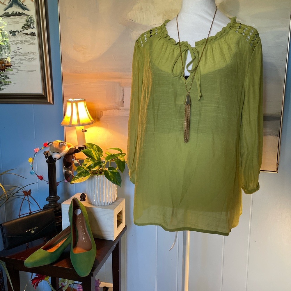 Elegant Green Blouse with Tie Neck